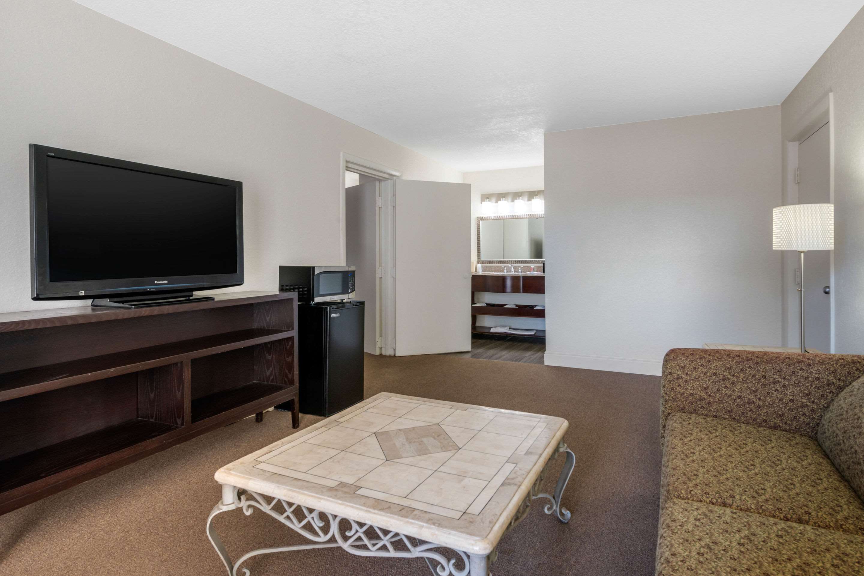 Econo Lodge Airport at RJ Stadium