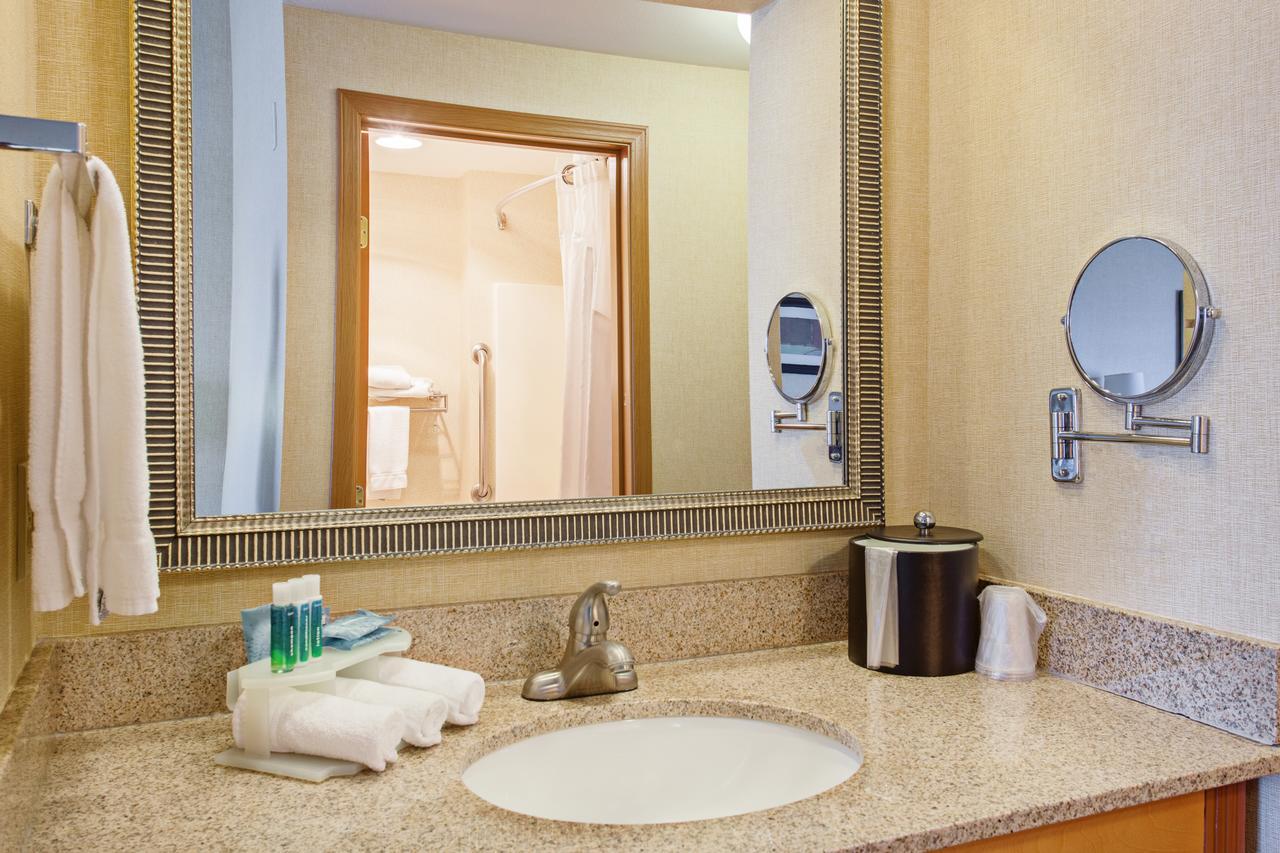 Holiday Inn Express & Suites Tampa - I-75 @ Bruce B. Downs