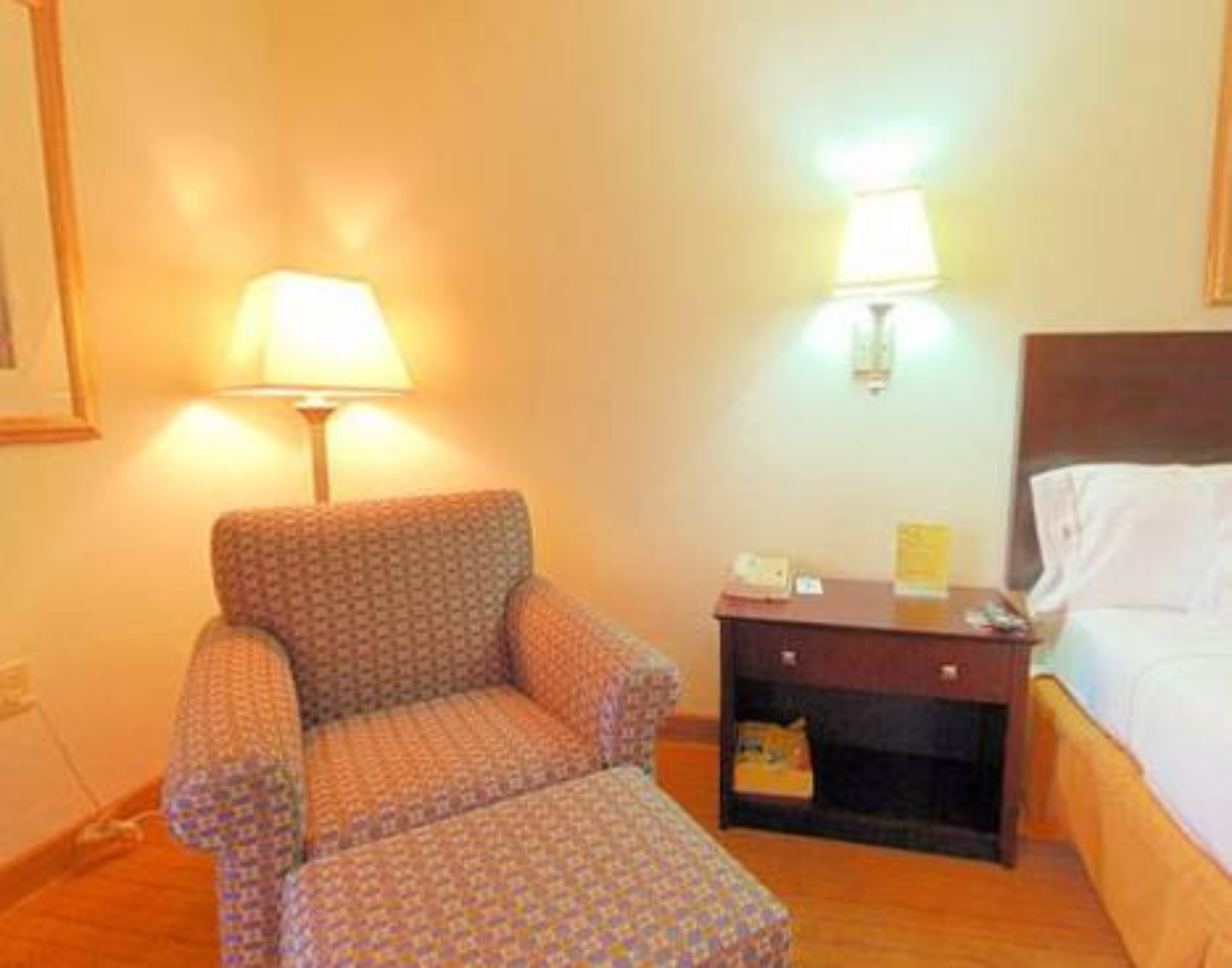 Holiday Inn Express & Suites Tampa - Rocky Point Island