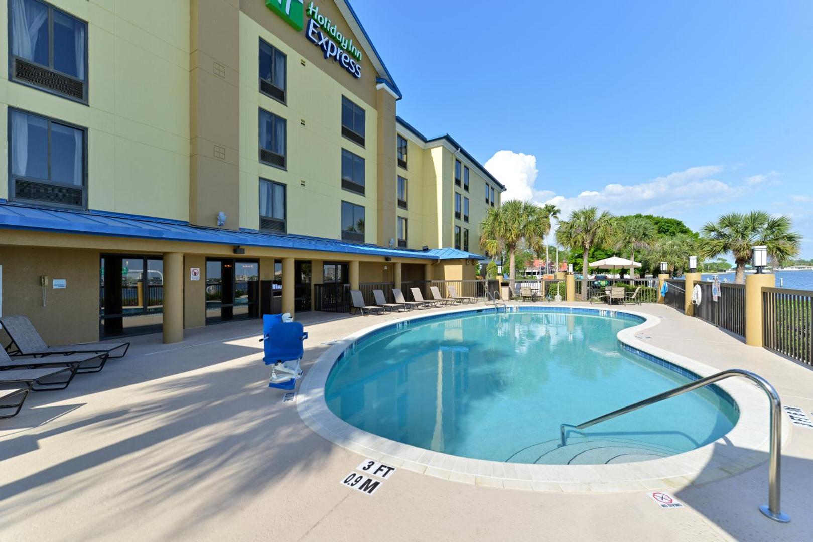 Holiday Inn Express & Suites Tampa - Rocky Point Island