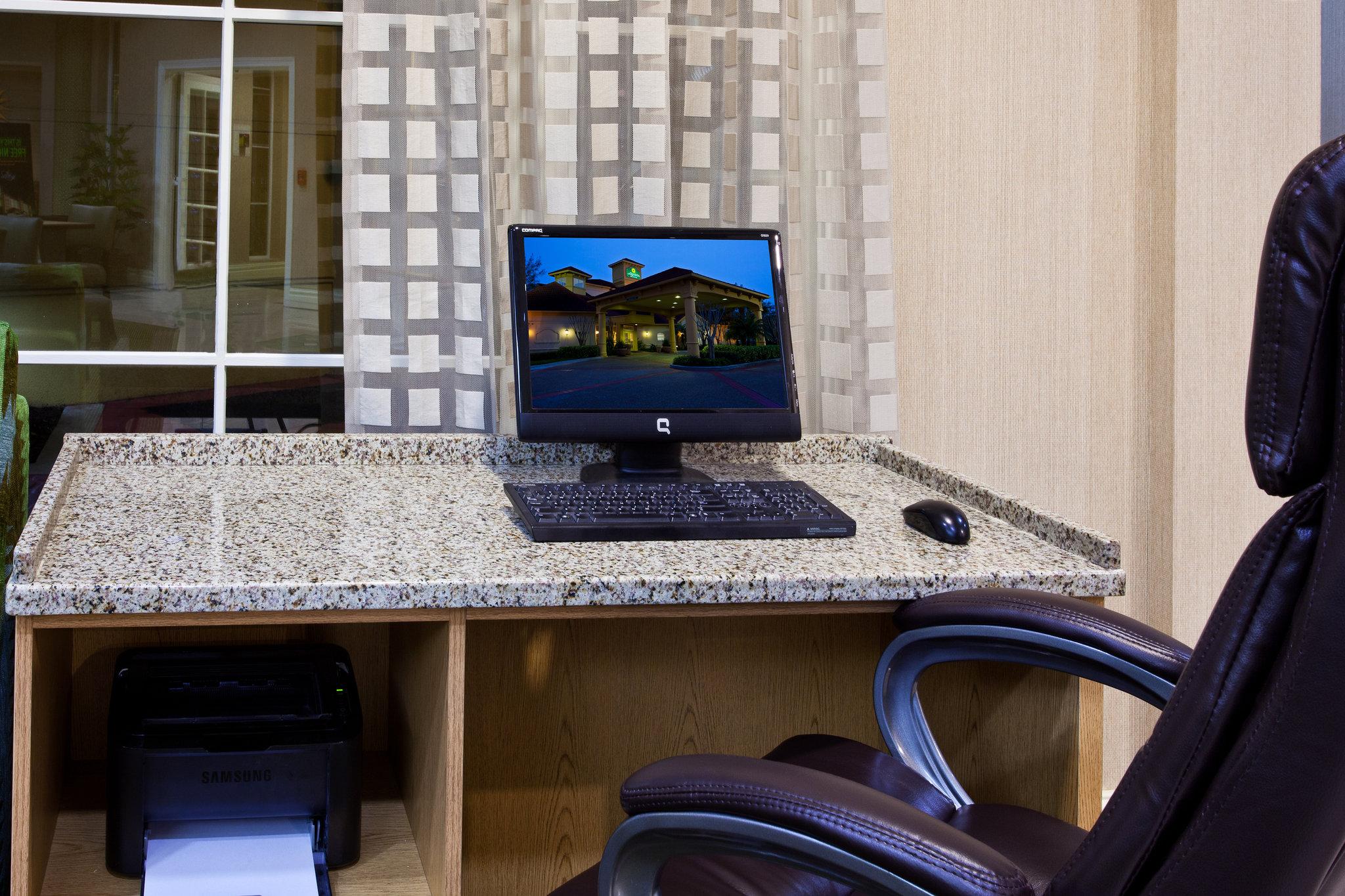 La Quinta Inn & Suites by Wyndham USF (Near Busch Gardens)