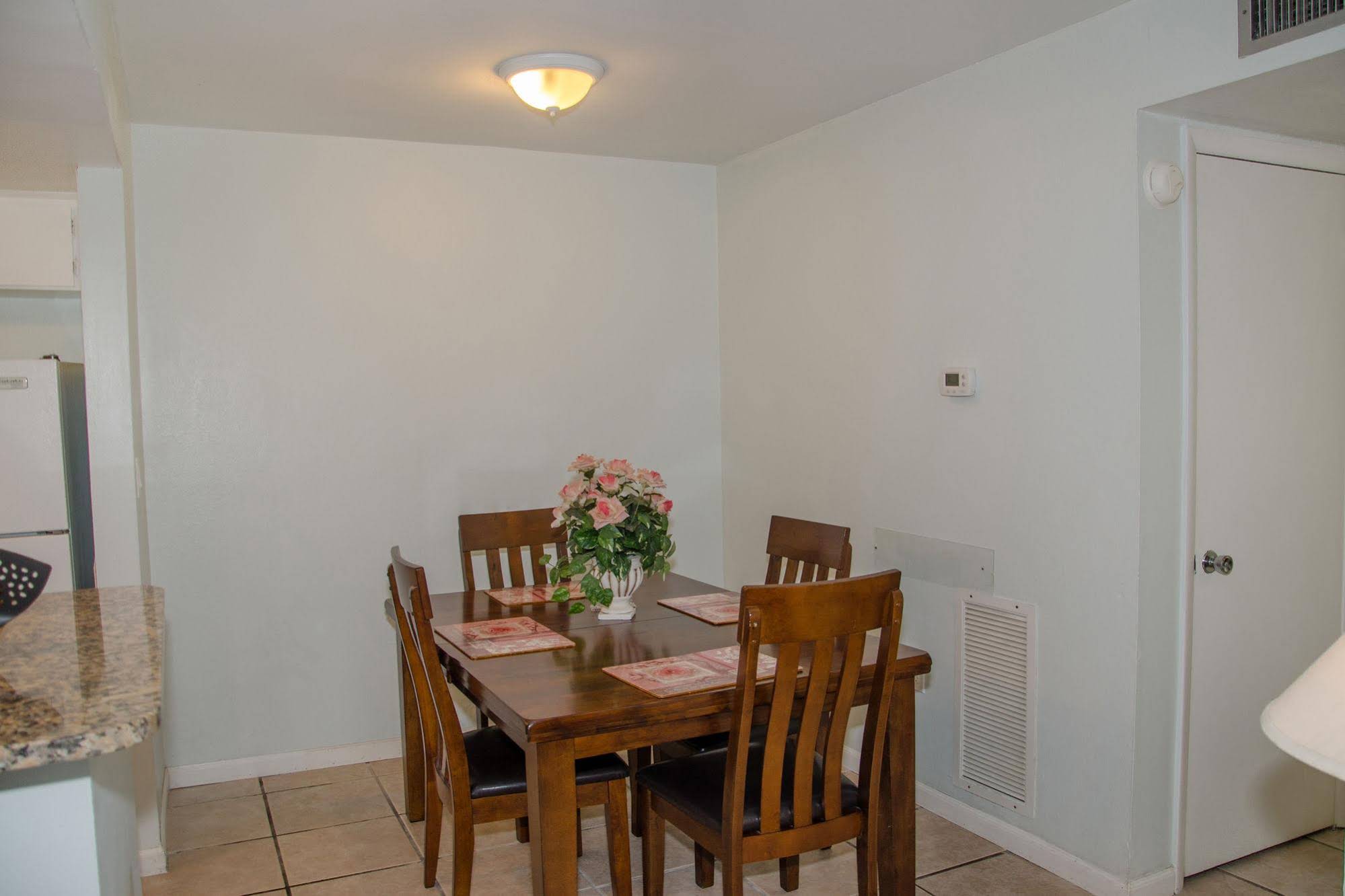 Twins Inn & Apartments