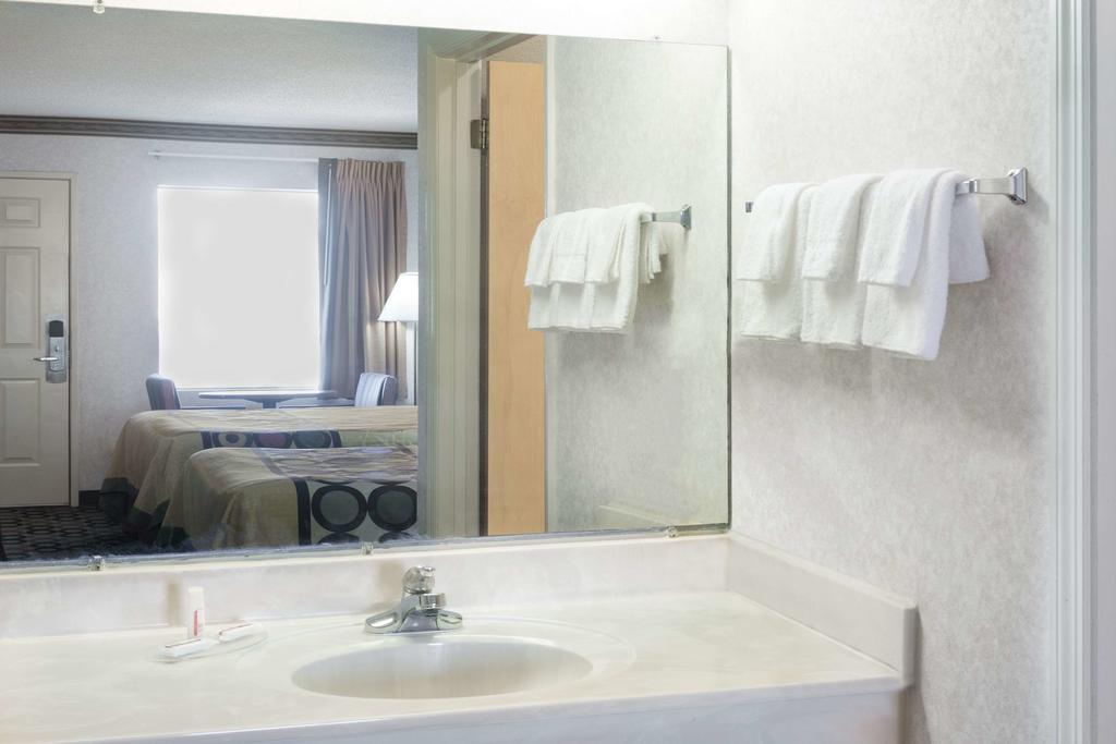 Super 8 by Wyndham Ashburn