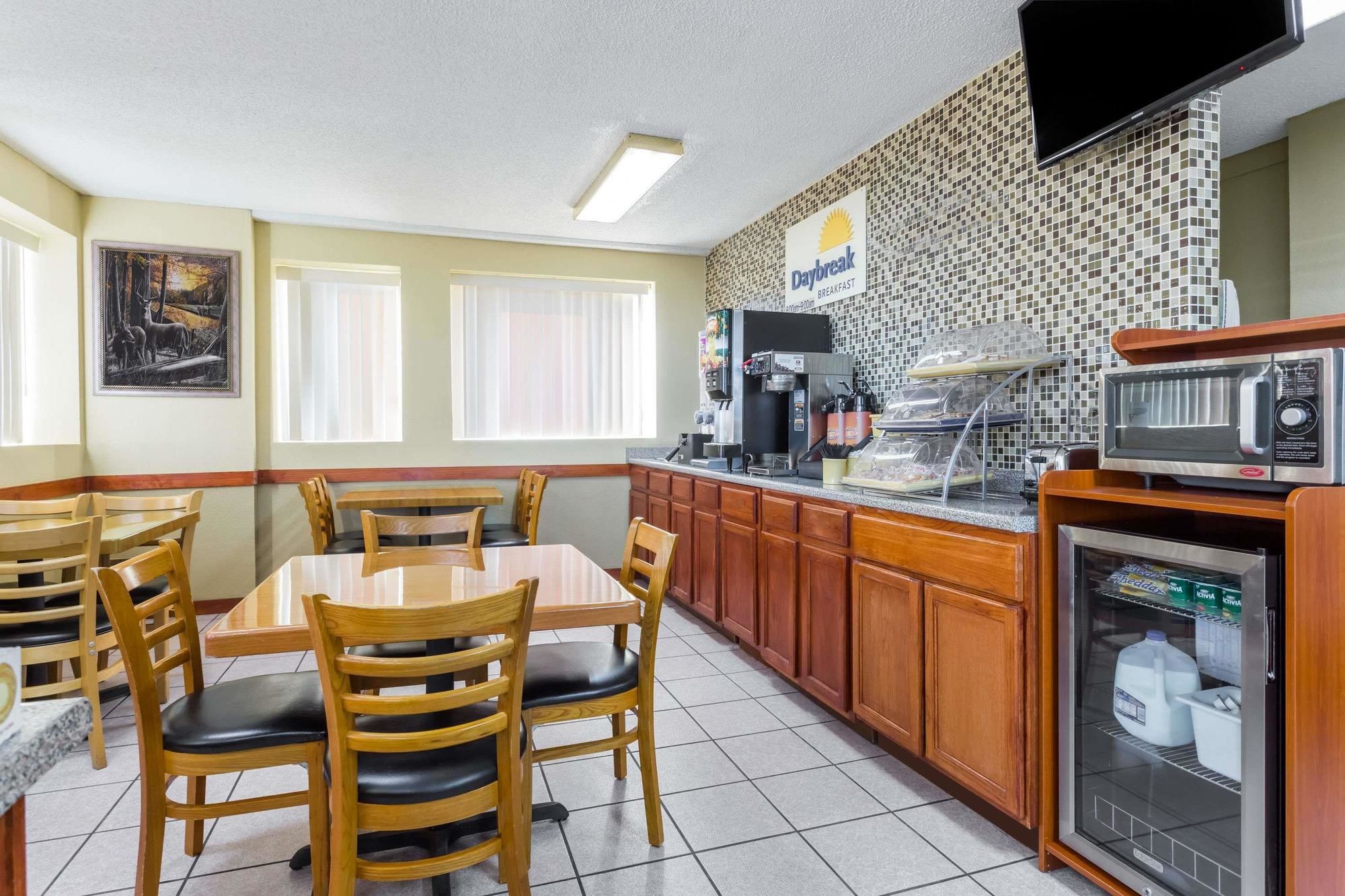 Days Inn by Wyndham Byron