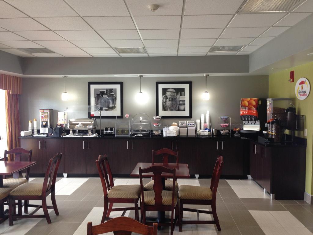 Super 8 by Wyndham Calhoun