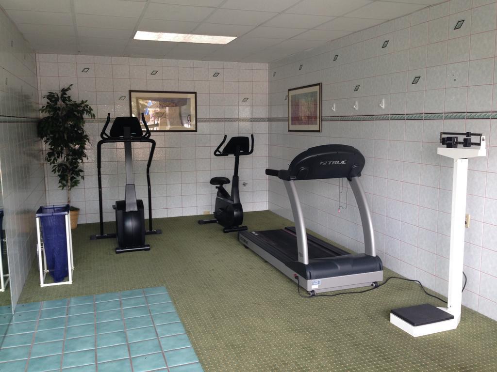 Super 8 by Wyndham Calhoun