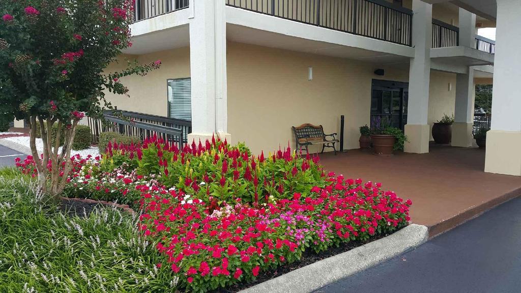 Super 8 by Wyndham Calhoun