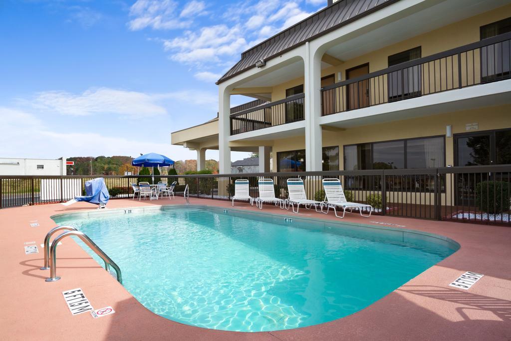 Super 8 by Wyndham Calhoun