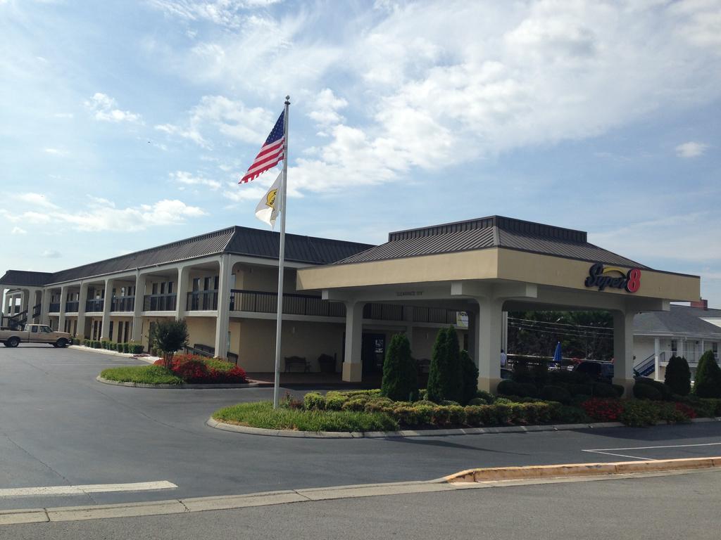 Super 8 by Wyndham Calhoun