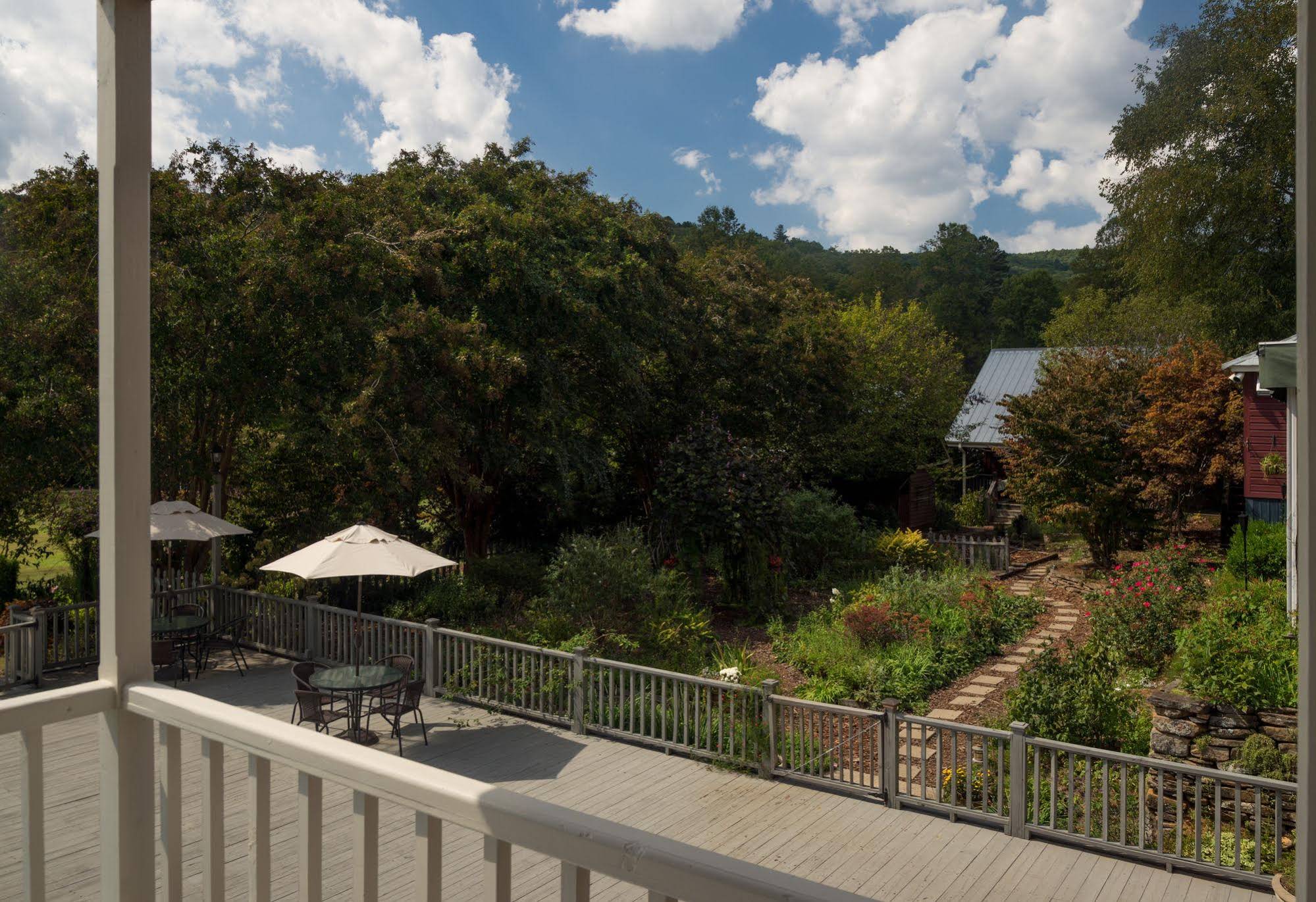 Glen-Ella Springs Inn & Restaurant