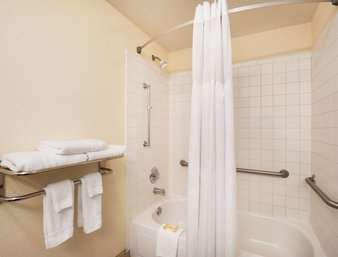 Days Inn & Suites by Wyndham Commerce