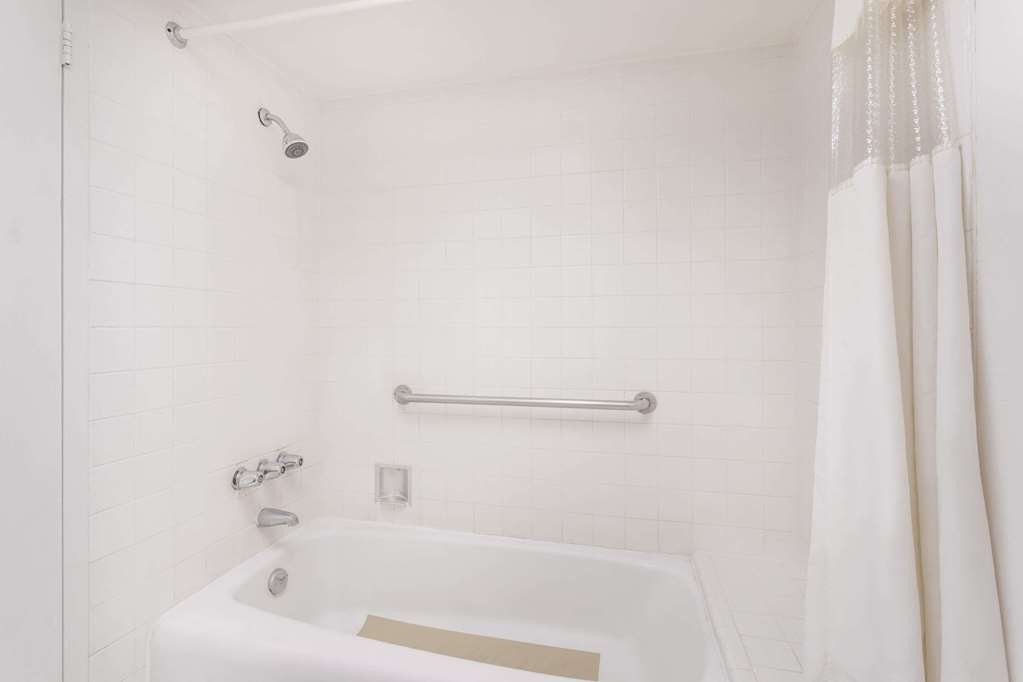 Howard Johnson by Wyndham Commerce GA