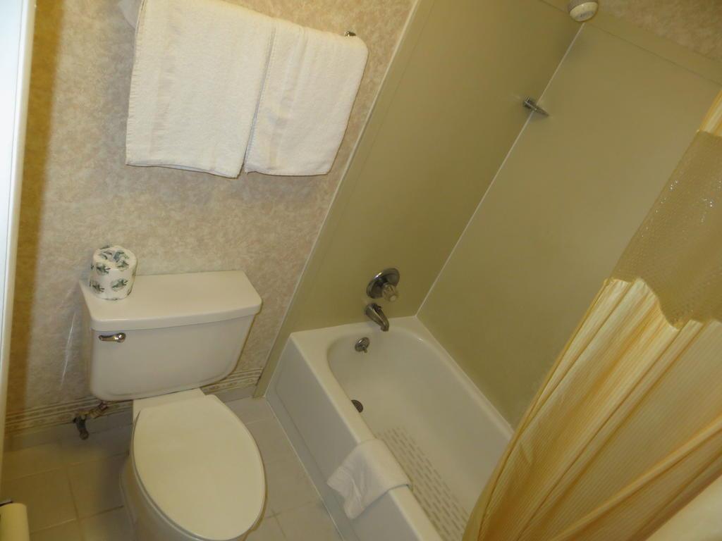 Howard Johnson by Wyndham Commerce GA