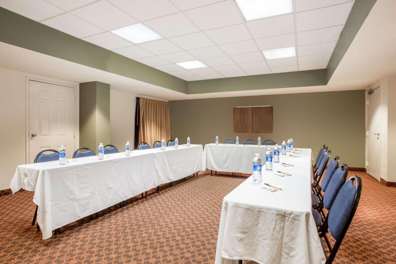 Super 8 by Wyndham Lavonia