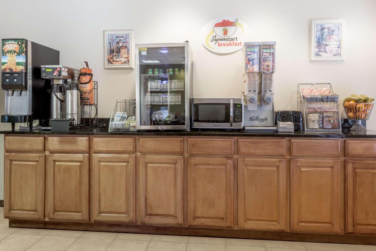 Super 8 by Wyndham Lavonia