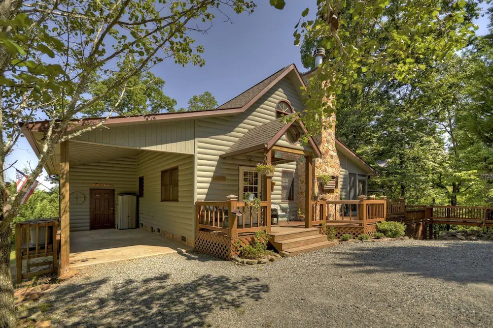 Snuggle Inn & Treehouse