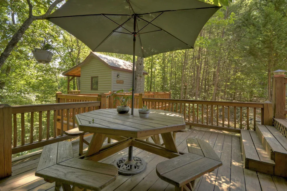 Snuggle Inn & Treehouse