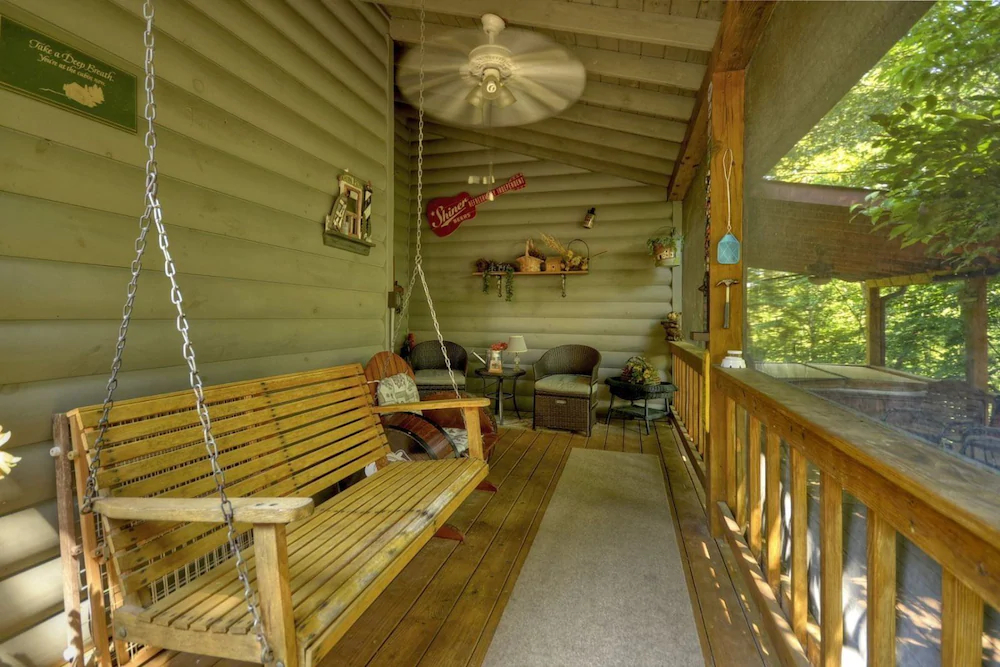 Snuggle Inn & Treehouse