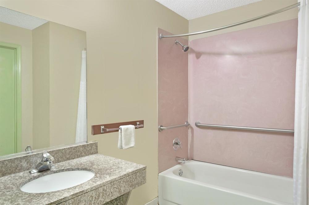 Red Carpet Inn & Suites