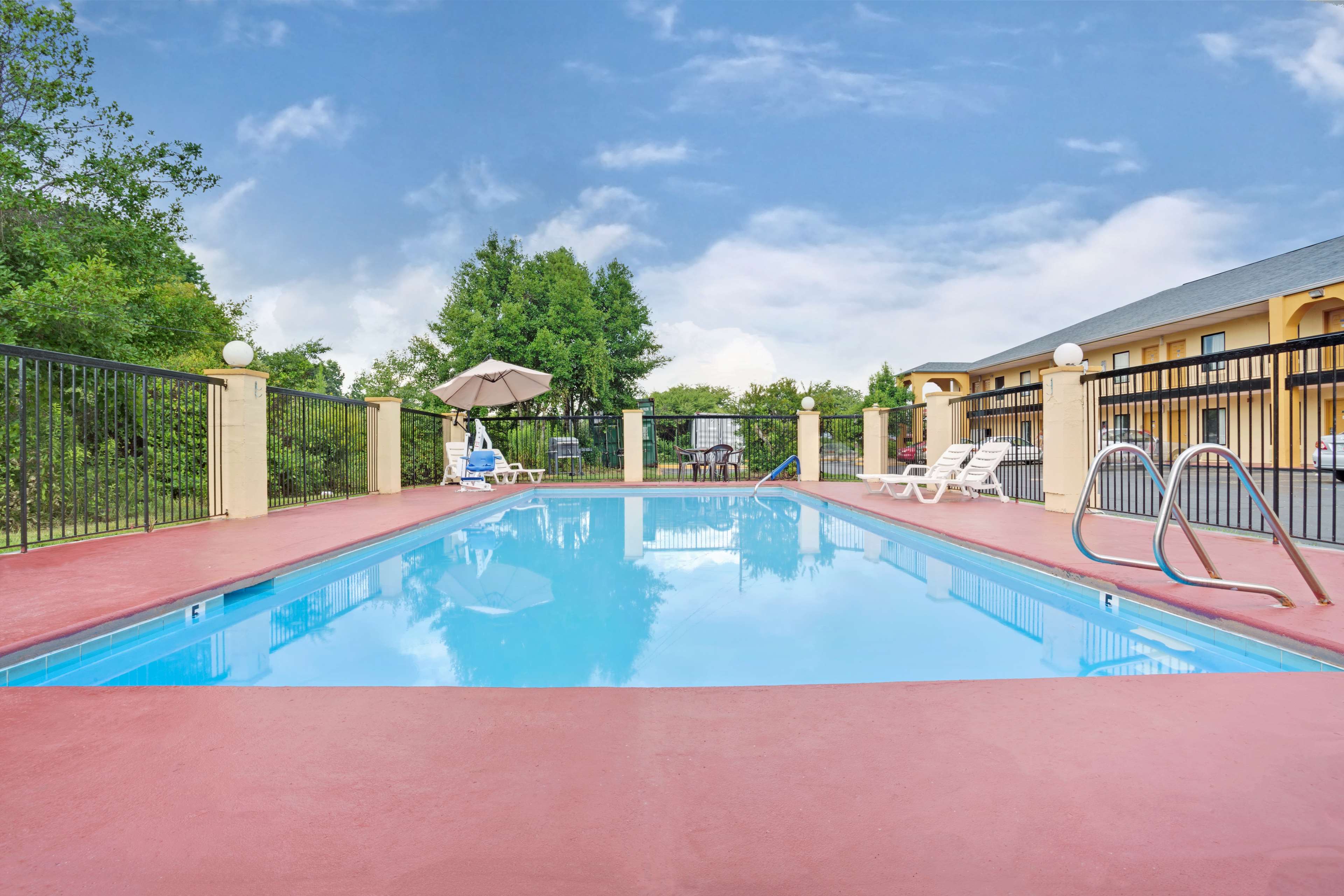 Red Carpet Inn & Suites