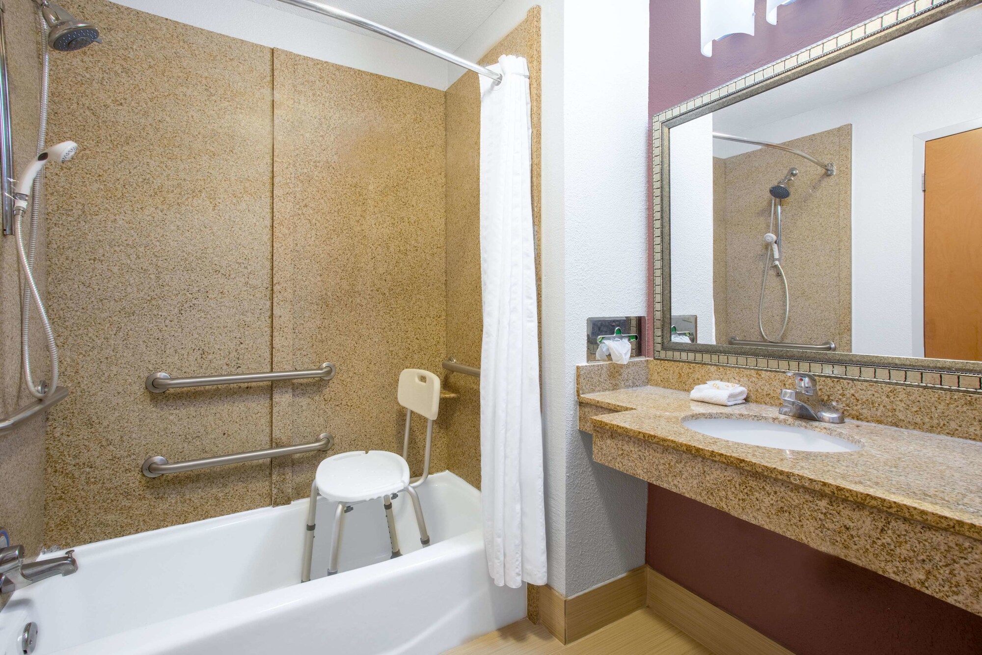 La Quinta Inn & Suites by Wyndham Snellville - Stone Mountain