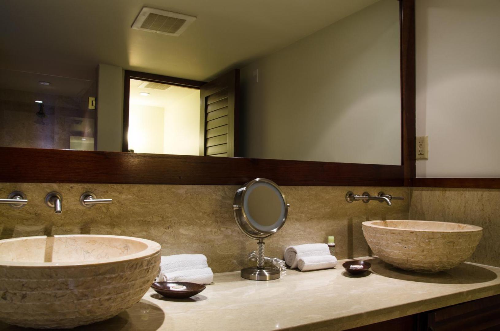 Royal Lahaina Resort & Bungalows