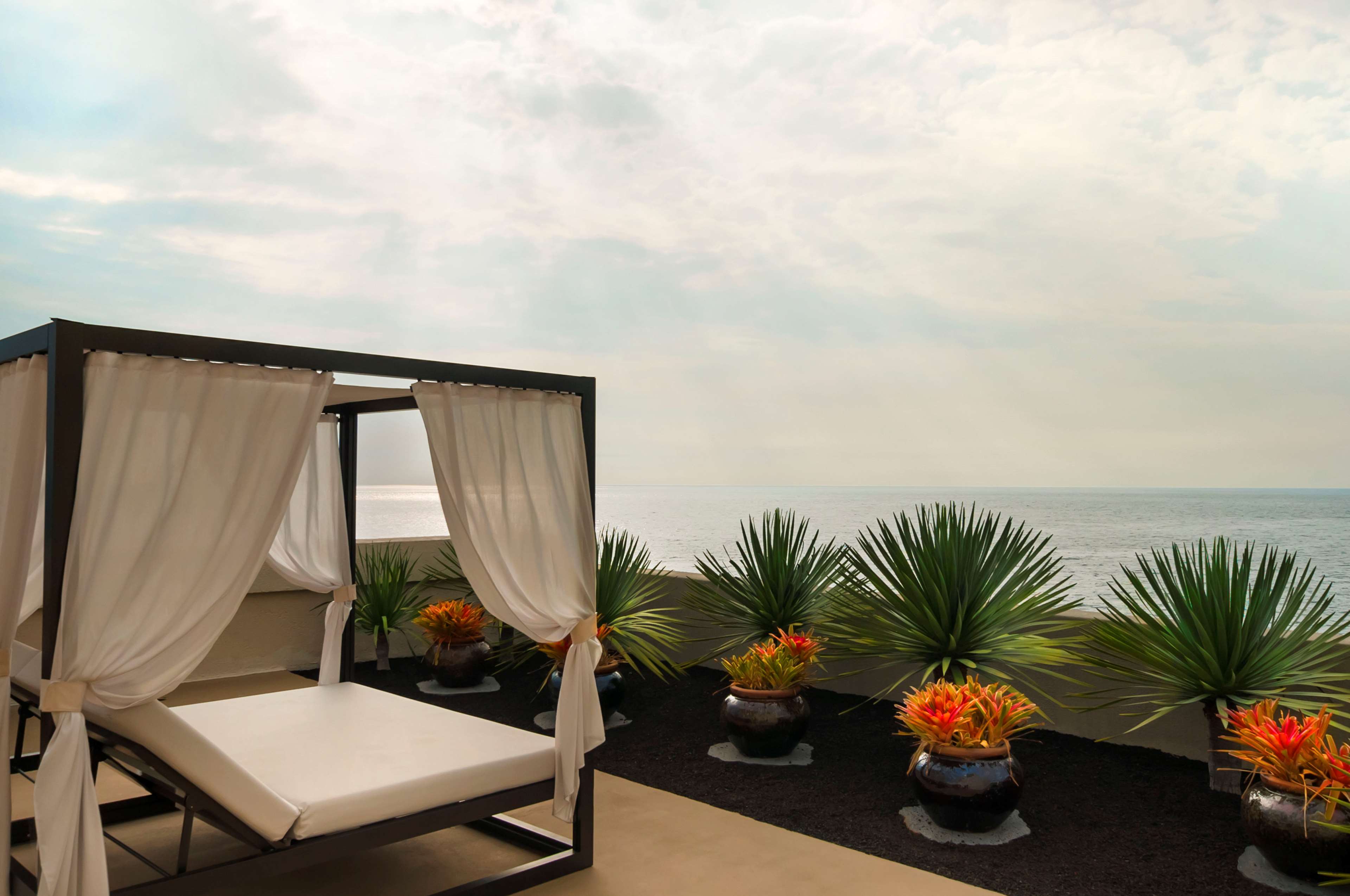 OUTRIGGER Kona Resort & Spa