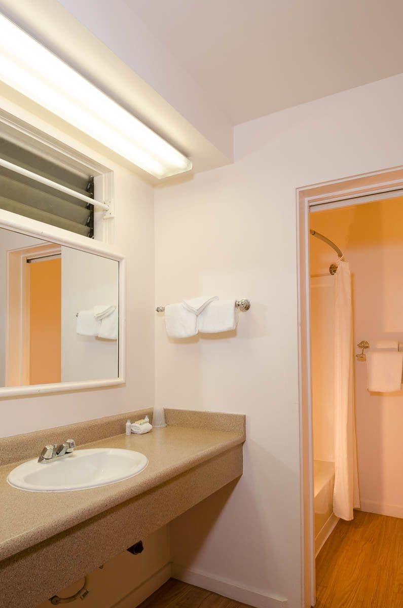 Uncle Billys Kona Bay Hotel