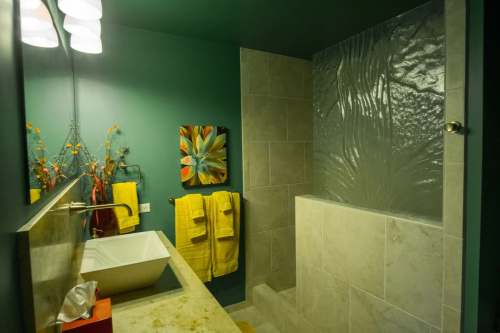 Hale Kipa | Perched on the Bluffs