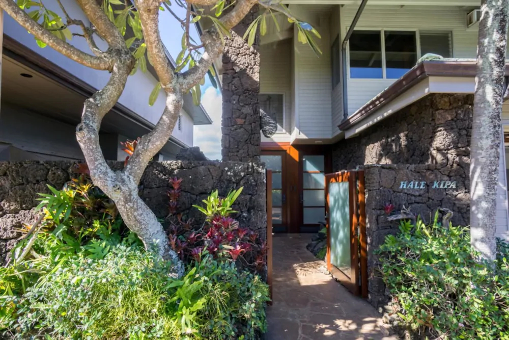 Hale Kipa | Perched on the Bluffs