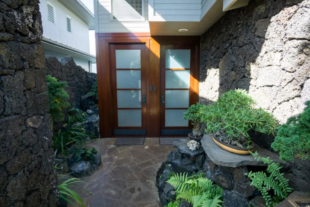 Hale Kipa | Perched on the Bluffs