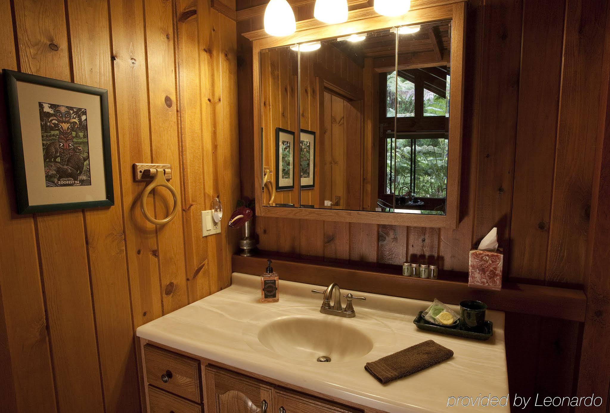 Volcano Village Lodge