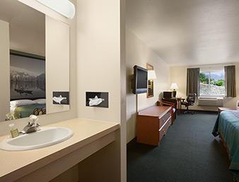 Super 8 by Wyndham Salmon