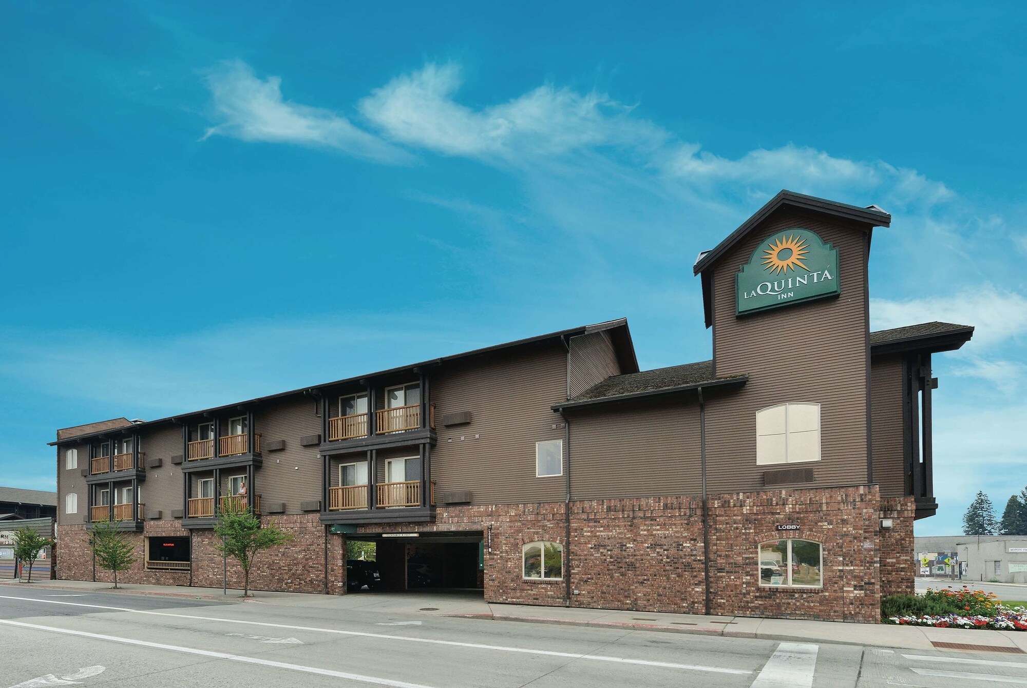 Cedar Street Hotel & Suites