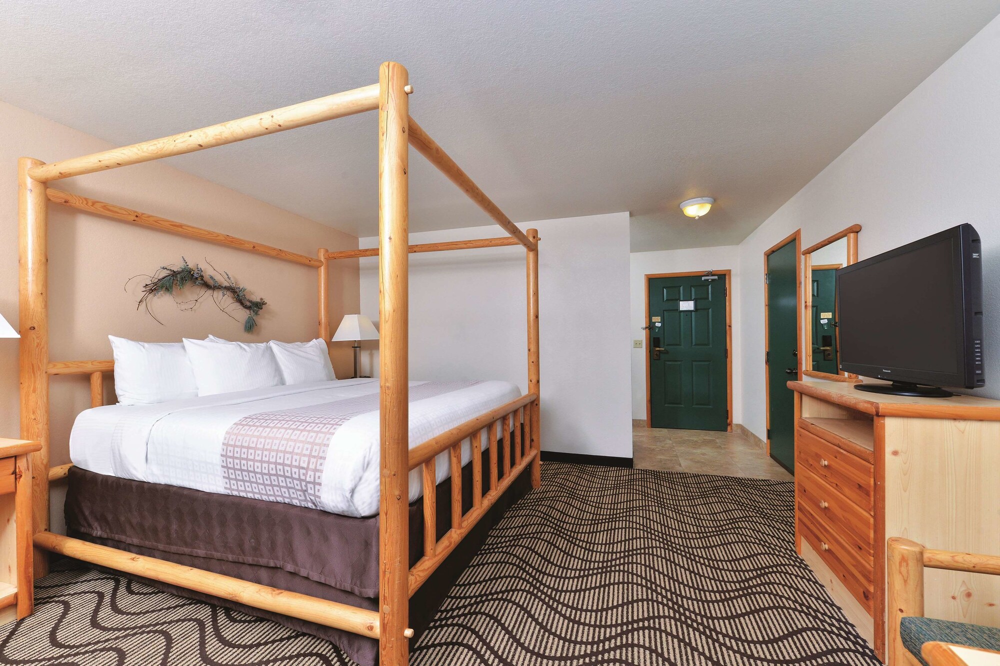 Cedar Street Hotel & Suites