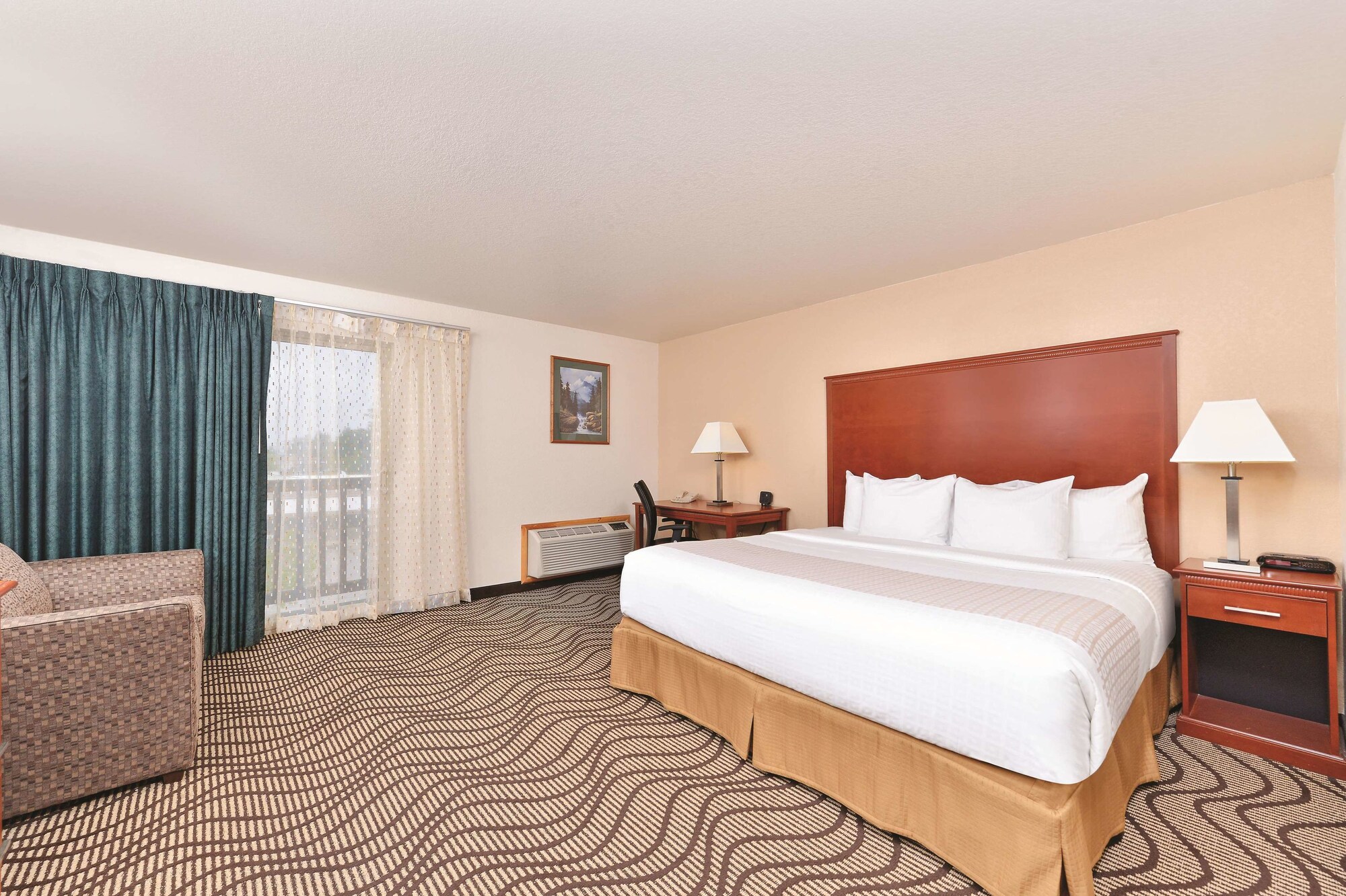 Cedar Street Hotel & Suites