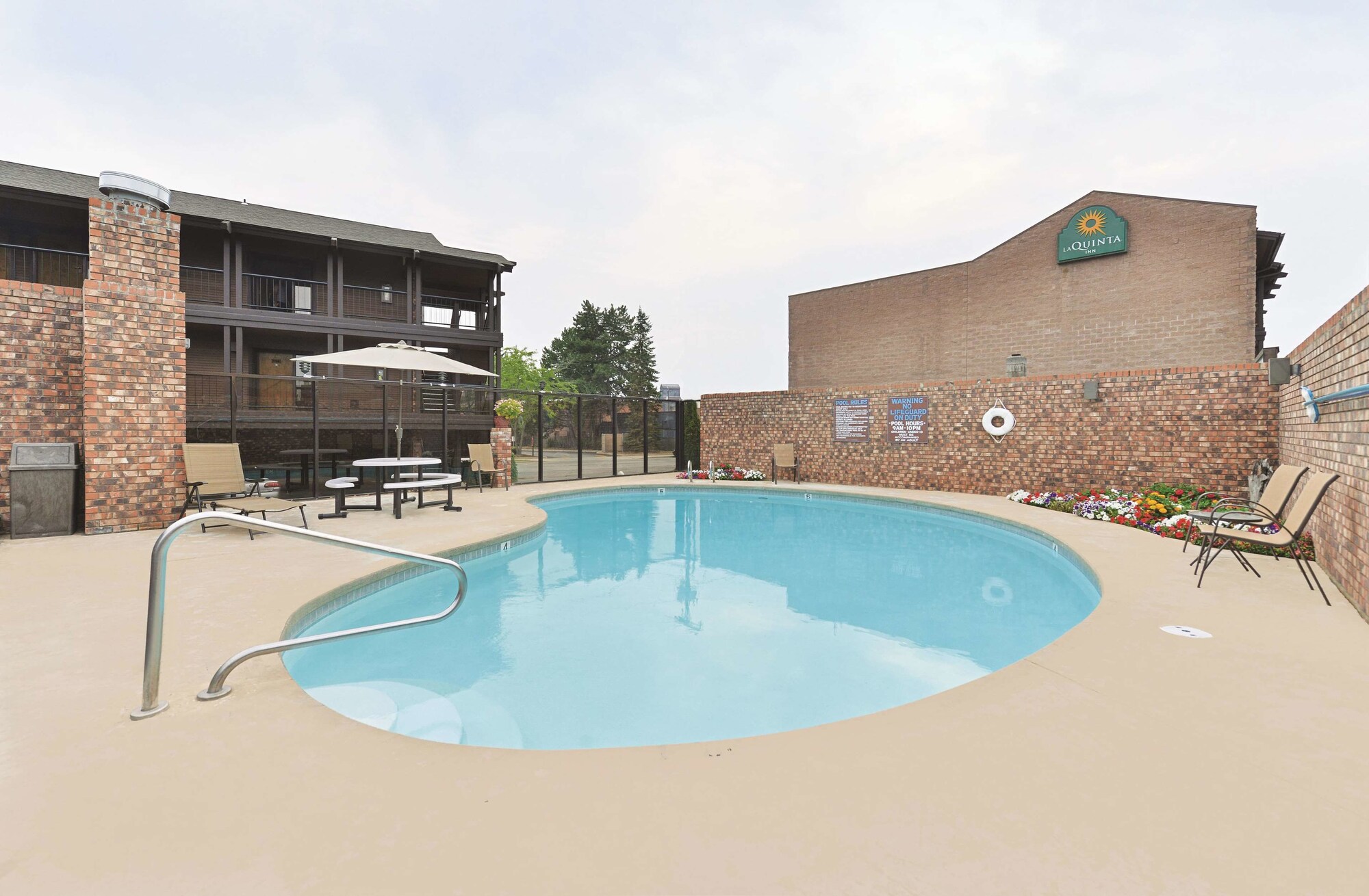 Cedar Street Hotel & Suites
