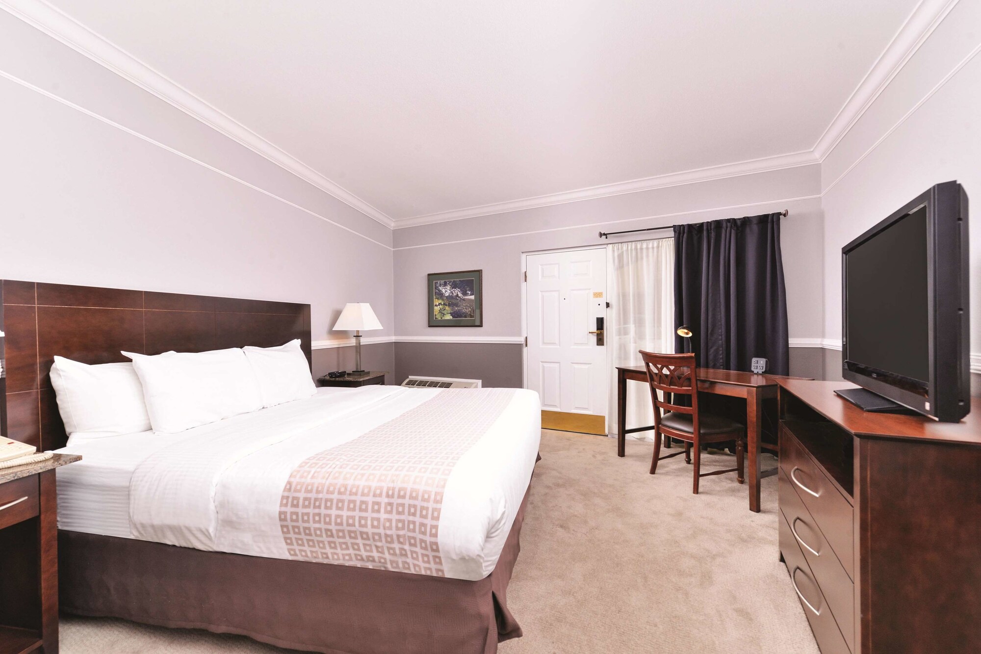 Cedar Street Hotel & Suites