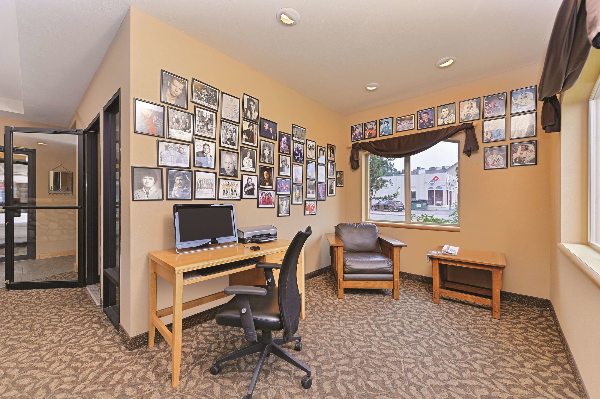 Cedar Street Hotel & Suites