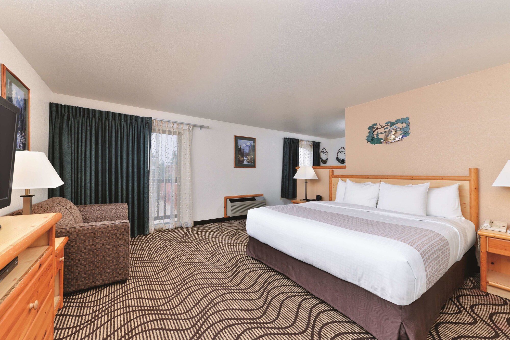 Cedar Street Hotel & Suites