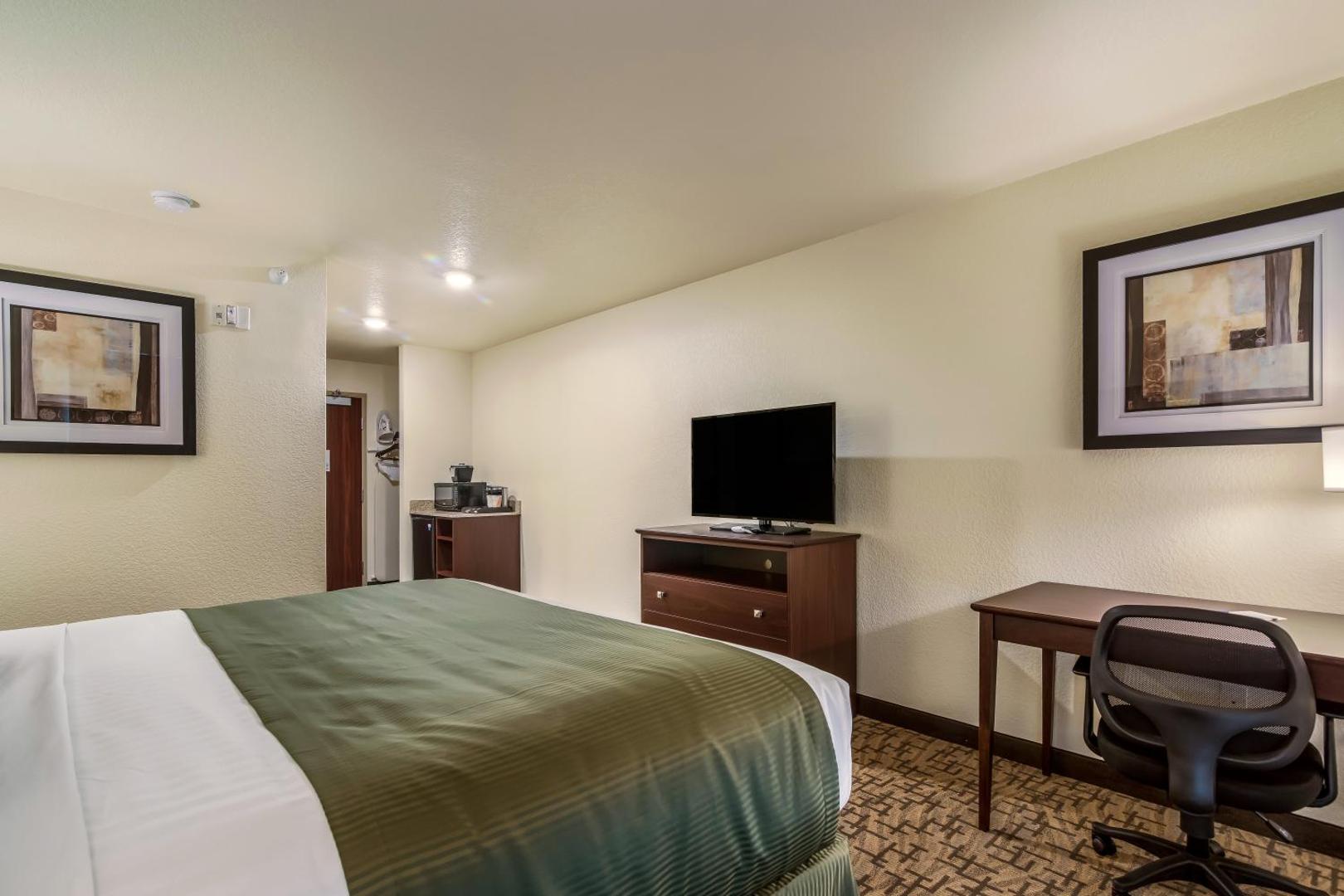 Cobblestone Hotel & Suites