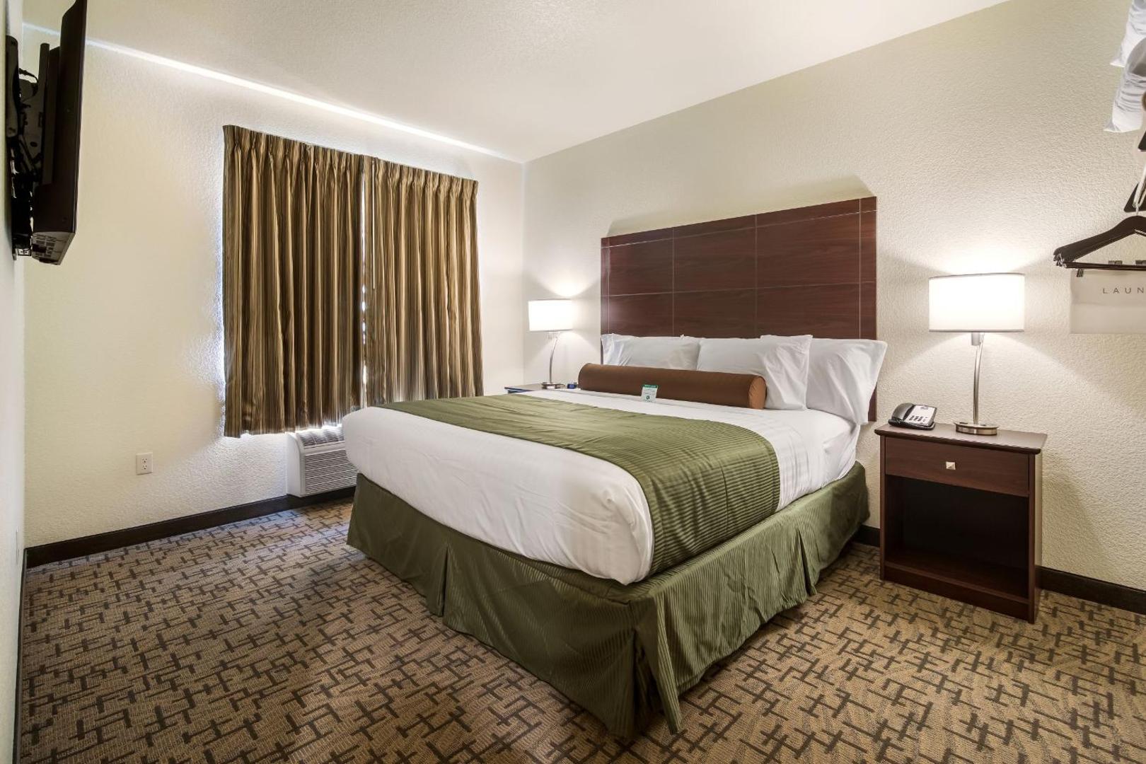 Cobblestone Hotel & Suites