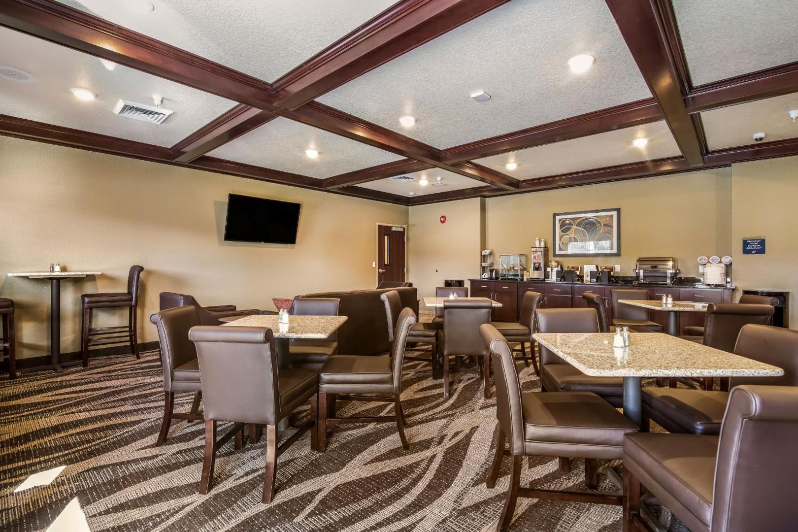 Cobblestone Hotel & Suites