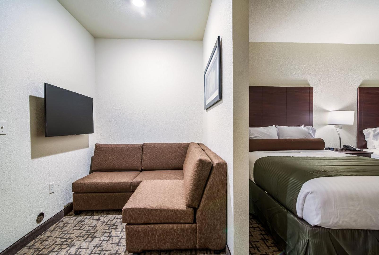 Cobblestone Hotel & Suites