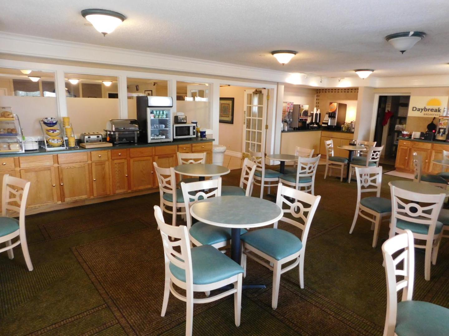 Days Inn & Suites by Wyndham Arlington Heights