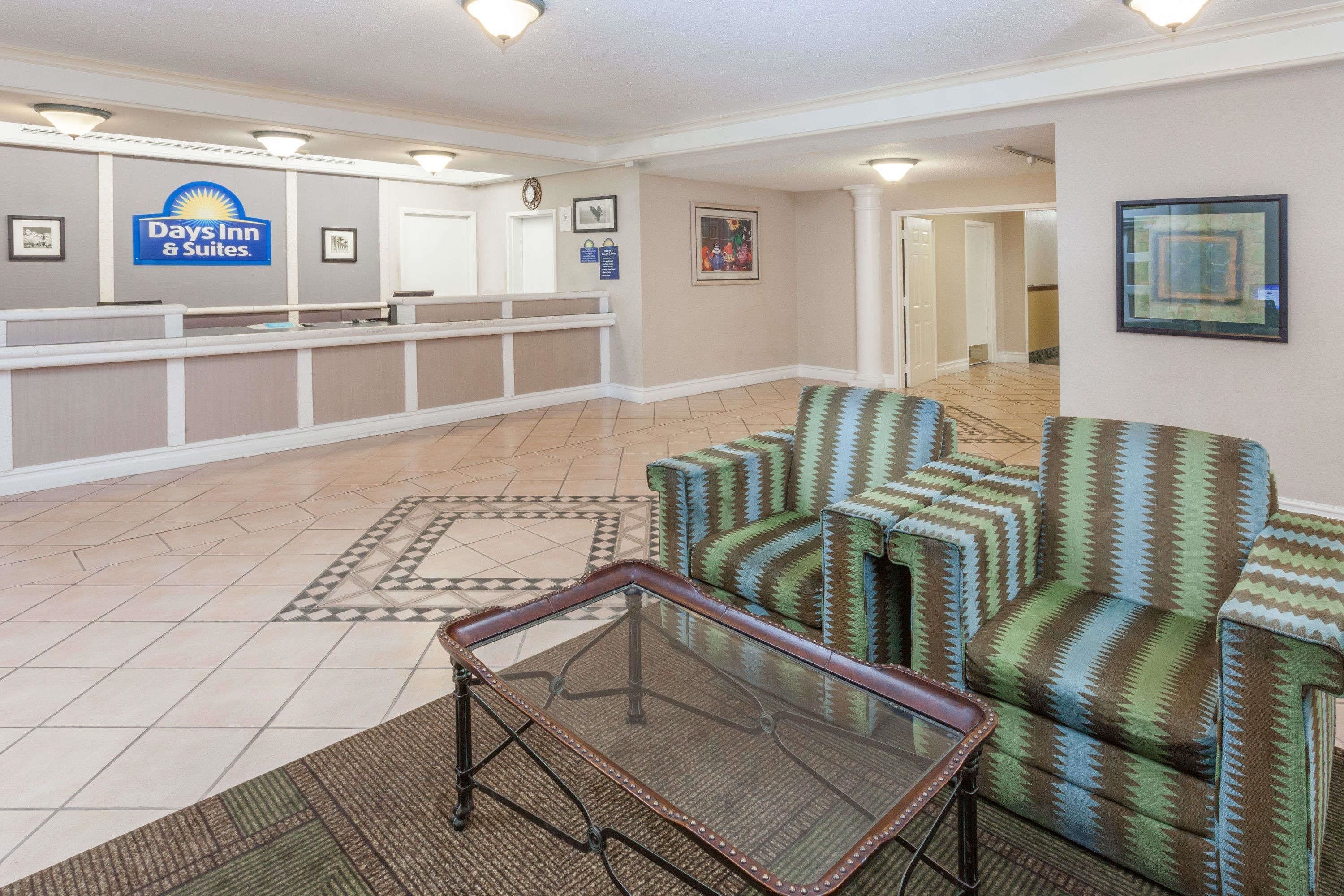 Days Inn & Suites by Wyndham Arlington Heights