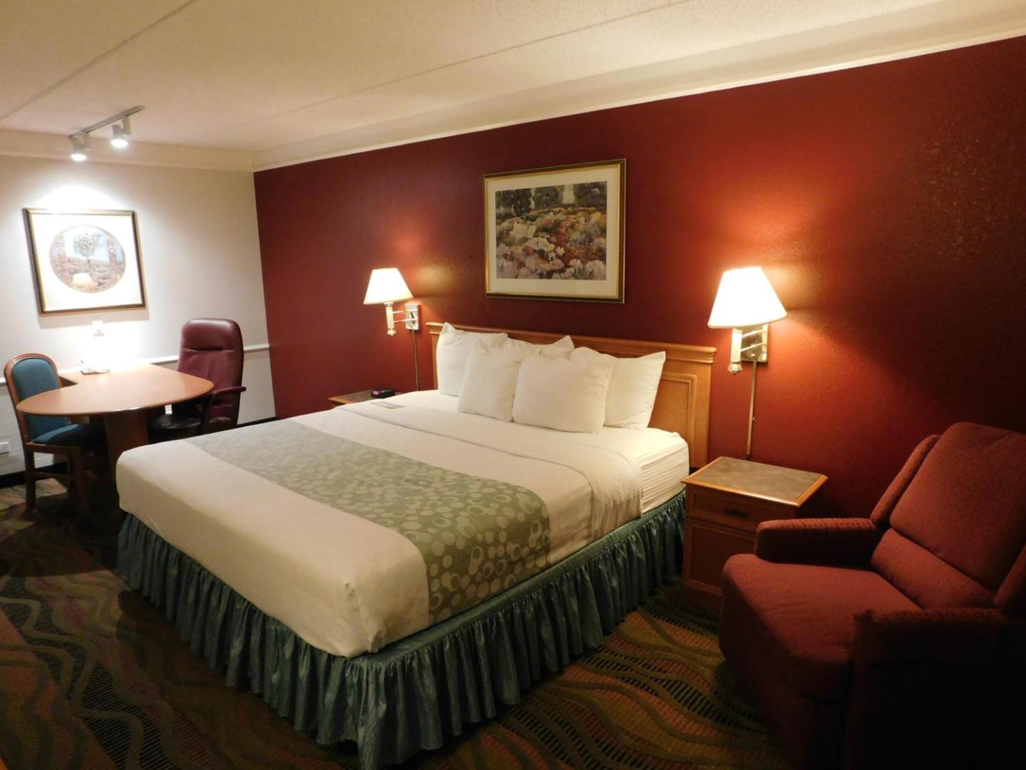 Days Inn & Suites by Wyndham Arlington Heights