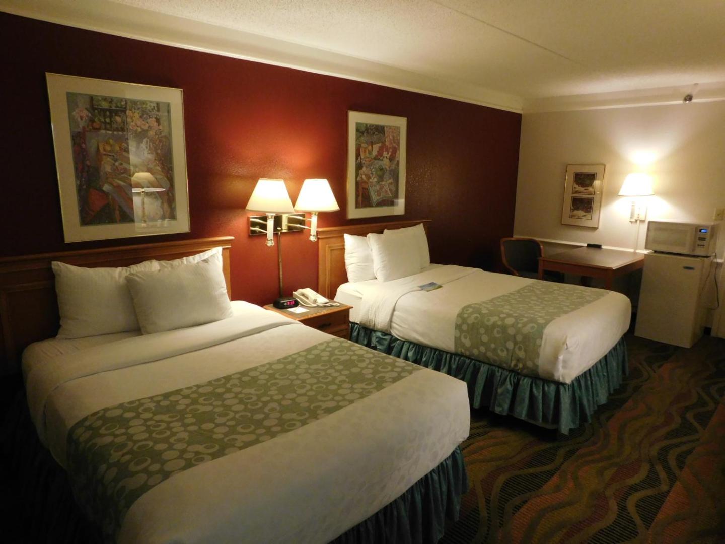 Days Inn & Suites by Wyndham Arlington Heights