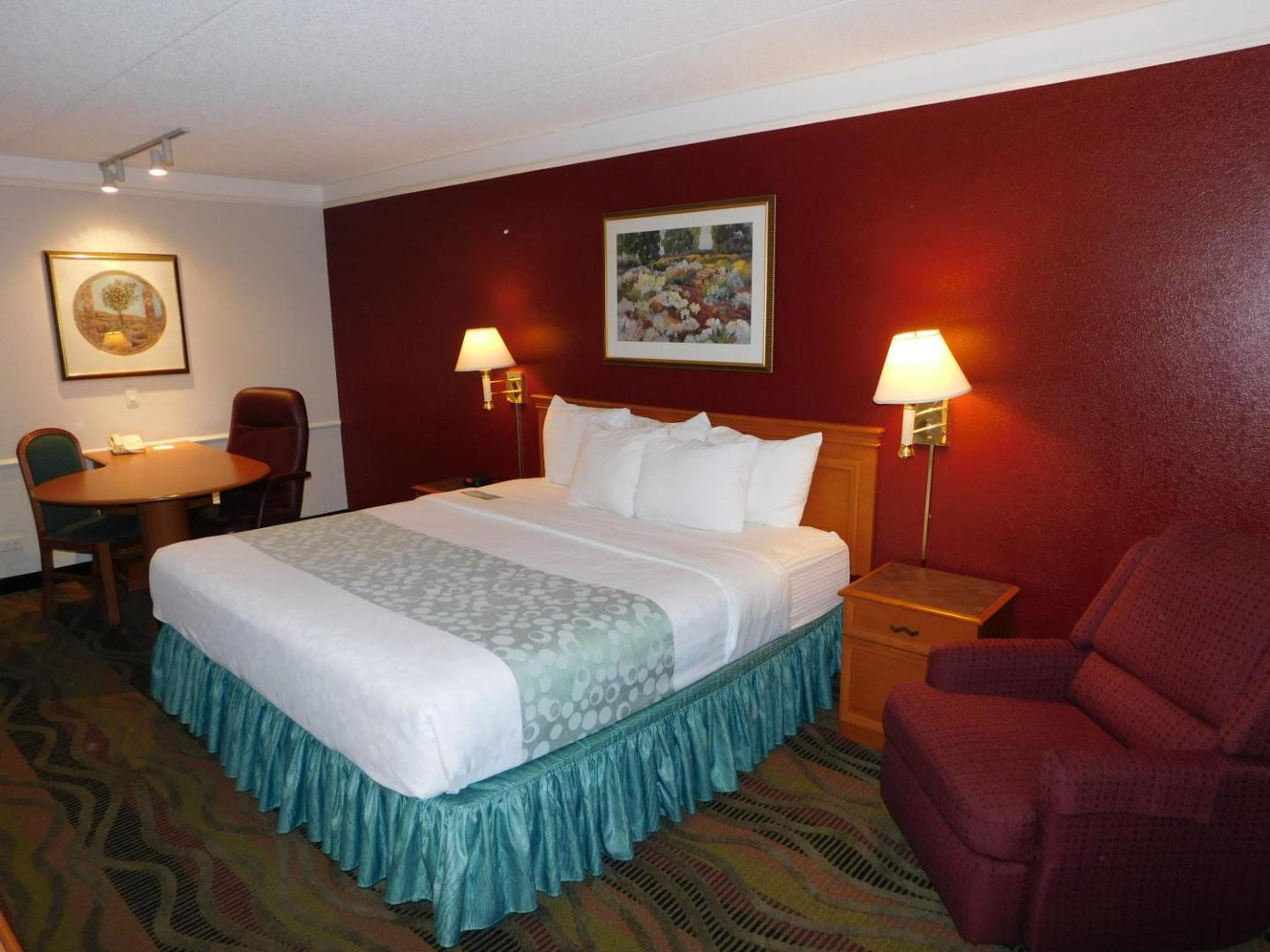 Days Inn & Suites by Wyndham Arlington Heights