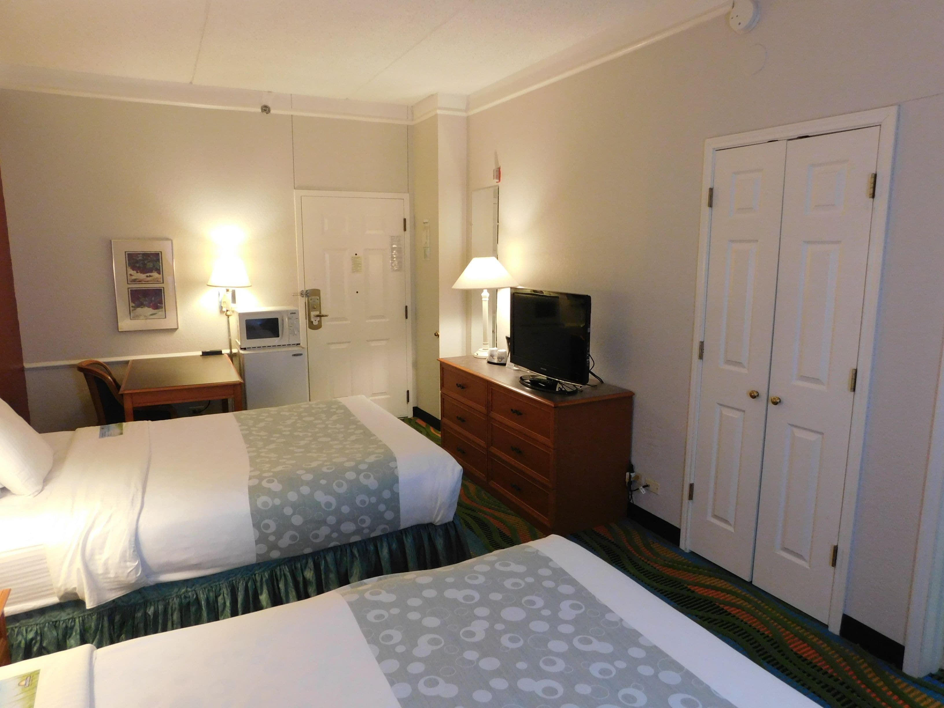 Days Inn & Suites by Wyndham Arlington Heights